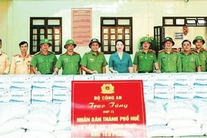 Thiếu tướng Nguyễn Hồng Nguyên (thứ 6 từ trái qua), Phó Chánh Văn phòng Bộ Công an trao 70 tấn gạo, lương thực và nhu yếu phẩm hỗ trợ người dân thành phố Huế. Ảnh HỒNG NHUNG