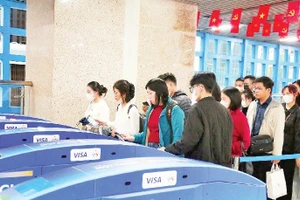 Người dân trải nghiệm hệ thống soát vé tự động, ứng dụng giải pháp sinh trắc học và thanh toán không dùng tiền mặt trên tuyến tàu điện Cát Linh-Hà Đông.