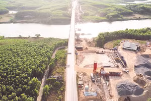 Tuyến cao tốc bắc-nam phía đông đoạn Cam Lộ-La Sơn, nối tỉnh Quảng Trị với thành phố Huế, có tổng chiều dài gần 99 km. 