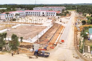 Đơn vị thi công nỗ lực hoàn thiện các hạng mục tại Trường phổ thông nội trú liên cấp tiểu học và trung học cơ sở Hương Khê trước ngày 30/8.