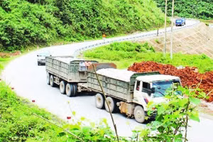 Một đoạn Quốc lộ 12A qua xã Dân Hóa, tỉnh Quảng Trị.