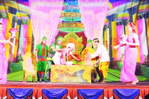 Tiết mục sân khấu Dù kê của Đoàn nghệ thuật Khmer Ánh Bình Minh phục vụ người dân tại chùa Khmer ấp Xoài Xiêm, xã Trà Cú.