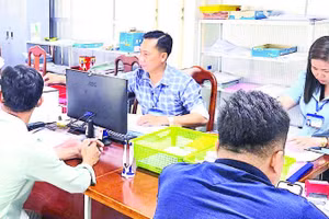 Một góc Trung tâm Phục vụ hành chính công xã Tân Thuận (tỉnh Cà Mau), nơi nhiều việc nhưng biên chế hiện tại mới lấp đầy 50%.