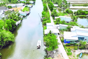 Một đoạn kênh Xáng Cùng nhưng bờ bên trái thuộc tỉnh An Giang đã có nước kéo đến tận nhà, còn bờ bên ấp Thanh Tùng (xã Biển Bạch, tỉnh Cà Mau), người dân vẫn mỏi mòn chờ nước sinh hoạt.