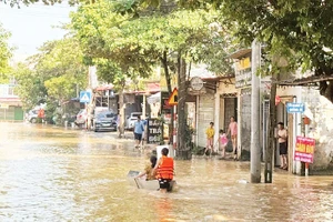 Nhiều khu vực ở phường Tây Mỗ bị ngập sâu, kéo dài sau đợt mưa lớn ngày 7-8/10/2025.