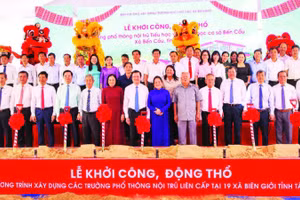 Các đại biểu dự khởi công Trường phổ thông nội trú liên cấp tiểu học và trung học cơ sở Bến Cầu tại xã Bến Cầu.