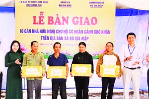 Các hộ dân ở xã biên giới Bù Gia Mập phấn khởi nhận quà và nhà mới dịp đầu năm 2026.