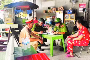 Lực lượng công an xử lý việc kinh doanh lấn chiếm vỉa hè khu vực trung tâm thành phố.