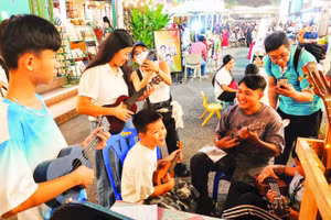 Một hoạt động tại Ngày hội sách và văn hóa đêm tại Đường sách thành phố. (Ảnh MẠNH HẢO)