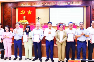 Tỉnh ủy Đắk Lắk trao quyết định thành lập 5 tổ công tác (Ảnh CÔNG LÝ)