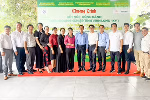 Lãnh đạo tỉnh chụp ảnh lưu niệm với doanh nghiệp. 