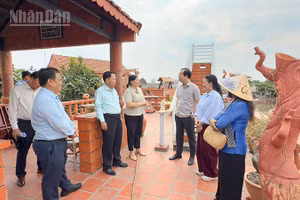 Lãnh đạo tỉnh Vĩnh Long cùng đoàn khảo sát. 