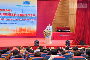 Lãnh đạo Sở Khoa học và Công nghệ phát biểu tại buổi đối thoại. 