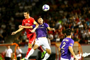 Tiến Linh (bên trái) ghi bàn giúp Công an Thành phố Hồ Chí Minh vượt qua Hà Nội FC với tỷ số 2-1. 