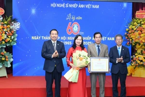 Ông Đoàn Thành Nô, Phó Bí thư phụ trách Đảng ủy, Phó Chủ tịch thường trực Liên hiệp các Hội Văn học Nghệ thuật Việt Nam trao bằng khen tặng Hội Nghệ sĩ Nhiếp ảnh Việt Nam.
