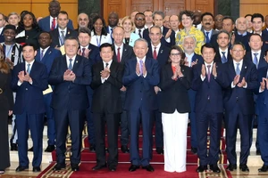 Tổng Bí thư Tô Lâm với Trưởng đoàn các nước tham dự Lễ mở ký Công ước Hà Nội.