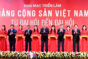 Tổng Bí thư Tô Lâm và các đồng chí lãnh đạo Đảng, Nhà nước cắt băng khai mạc Triển lãm “Đảng Cộng sản Việt Nam - Từ Đại hội đến Đại hội”. (Ảnh: ĐĂNG KHOA)