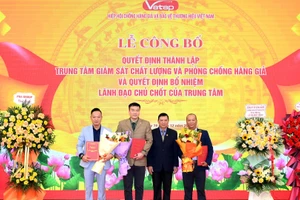Ông Nguyễn Đăng Sinh, Chủ tịch Hiệp hội Chống hàng giả và Bảo vệ thương hiệu Việt Nam trao Quyết định thành lập Trung tâm Giám sát chất lượng và Phòng chống hàng giả.