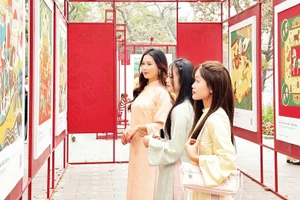 Công chúng trẻ khám phá hình tượng linh vật năm Bính Ngọ tại một triển lãm ở Không gian đi bộ hồ Hoàn Kiếm.