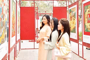 Công chúng trẻ khám phá hình tượng linh vật năm Bính Ngọ tại một triển lãm ở Không gian đi bộ hồ Hoàn Kiếm.