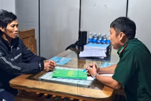 Bộ đội Biên phòng làm việc với đối tượng Đ. (Ảnh: Biên phòng cung cấp).