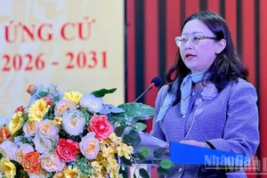 Đồng chí Giàng Thị Dung, Phó Bí thư Tỉnh ủy, Chủ tịch Mặt trận Tổ quốc Việt Nam tỉnh Lào Cai phát biểu tại hội nghị. (Ảnh: THANH SƠN)