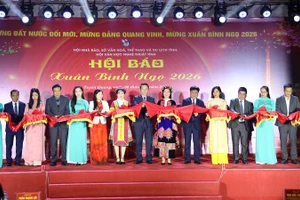 Các đại biểu cắt băng khai mạc Hội Báo Xuân Bính Ngọ 2026. 