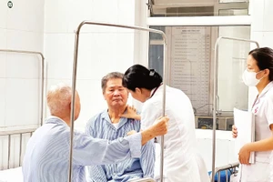 Người cao tuổi được các bác sĩ thăm, khám sức khỏe tại Bệnh viện đa khoa Đông Anh (Hà Nội).