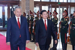 Tổng Bí thư Tô Lâm và Tổng Bí thư, Chủ tịch nước Lào Thongloun Sisoulith đến dự Hội nghị thông báo kết quả Đại hội đại biểu toàn quốc lần thứ XIV Đảng của Cộng sản Việt Nam. (Ảnh: Thống Nhất/TTXVN)