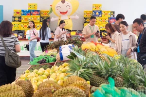 Góc trưng bày, giới thiệu trái cây tại Trung tâm giao dịch trái cây xuyên biên giới Bằng Tường, Quảng Tây, Trung Quốc.