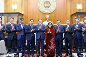 Chủ tịch Quốc hội Trần Thanh Mẫn chúc Tết Ủy ban Trung ương Mặt trận Tổ quốc Việt Nam. (Ảnh: Doãn Tấn/TTXVN)