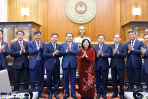 Chủ tịch Quốc hội Trần Thanh Mẫn chúc Tết Ủy ban Trung ương Mặt trận Tổ quốc Việt Nam. (Ảnh: Doãn Tấn/TTXVN)