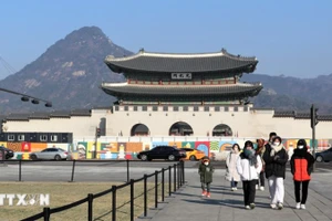 Du khách tham quan quảng trường Gwanghwamun. (Ảnh: Khánh Vân/TTXVN)