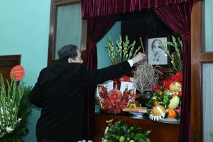 Chủ tịch Quốc hội Trần Thanh Mẫn dâng hương tưởng niệm Chủ tịch Hồ Chí Minh tại Nhà 67. (Ảnh: DUY LINH)