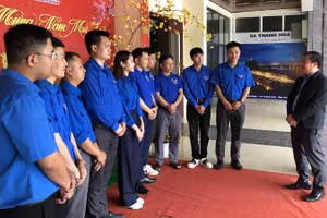 Đoàn viên thanh niên Chi nhánh Khai thác đường sắt Hà Thanh chuẩn bị phương án hỗ trợ hành khách đi tàu Tết.