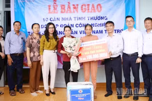 Công ty Nhôm Đắk Nông-TKV phối hợp chính quyền địa phương hỗ trợ xây dựng nhà ở cho hộ nghèo vùng dự án.