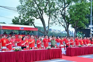 Các đại biểu trang nghiêm trong Lễ chào cờ. (Ảnh: THỦY NGUYÊN)