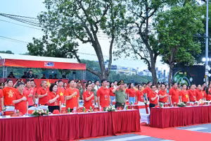 Các đại biểu trang nghiêm trong Lễ chào cờ. (Ảnh: THỦY NGUYÊN)