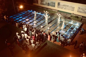 Du khách trải nghiệm tour đêm “Giải mã Hoàng thành Thăng Long”. (Ảnh: Trung tâm Bảo tồn Di sản Thăng Long Hà Nội)