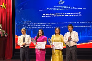 Ban tổ chức trao 2 giải Nhất cuộc thi cho tác giả.
