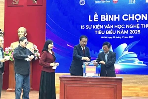 Các đại biểu bỏ phiếu bình chọn 15 sự kiện văn học nghệ thuật tiêu biểu năm 2025.