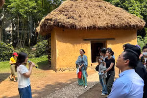 Du khách tham quan nhà người Hà Nhì tại Bảo tàng Dân tộc học Việt Nam.