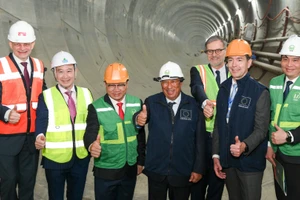 Chủ tịch Hội đồng châu Âu António Costa cùng các đại biểu tại công trường dự án Metro tuyến số 3.