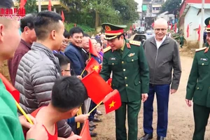 [Video] Thông cầu phao Đoan Hùng qua sông Lô