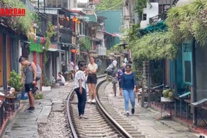 [Video] Hà Nội phạt nguội phố cà phê đường tàu bằng công nghệ AI