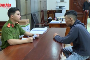 [Video] Phát hiện gần 190kg pháo nổ giấu trong khoang bí mật xe bán tải tại Đắk Lắk