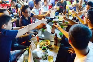 [Video] Lạm dụng rượu bia dịp Tết: Nguy cơ sức khỏe và tai nạn giao thông