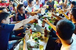 [Video] Lạm dụng rượu bia dịp Tết: Nguy cơ sức khỏe và tai nạn giao thông