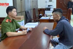 [Video] Phát hiện gần 190kg pháo nổ giấu trong khoang bí mật xe bán tải tại Đắk Lắk