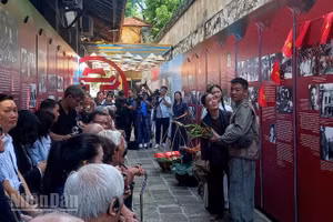 Hoạt cảnh tái hiện một gia đình Hà Nội đón người thân là chiến sĩ trở về trong ngày Giải phóng Thủ đô.